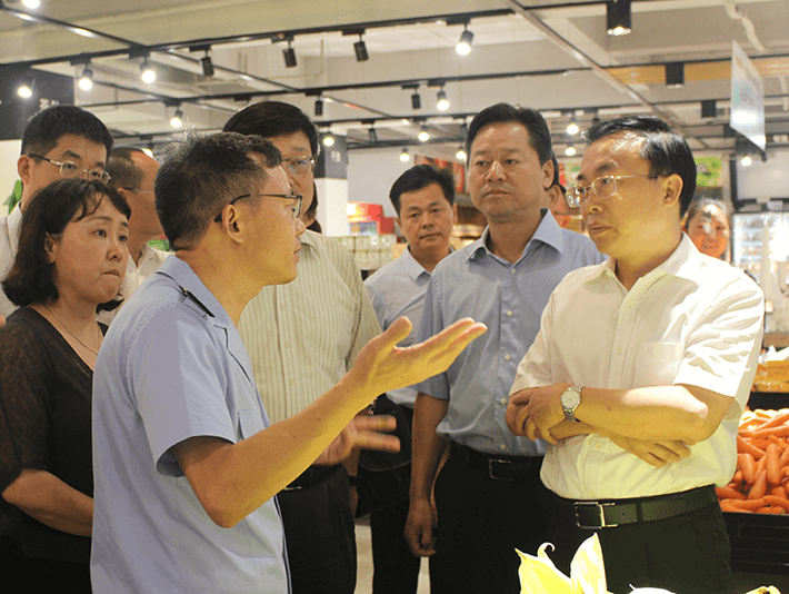 梅尼購(gòu)物中心店迎來張家界市副市長(zhǎng)李培其和市食藥局局長(zhǎng)李步群等領(lǐng)導(dǎo)視察“放心肉菜示范門店“的創(chuàng)建工作及雙節(jié)商品儲(chǔ)備和食品安全工作